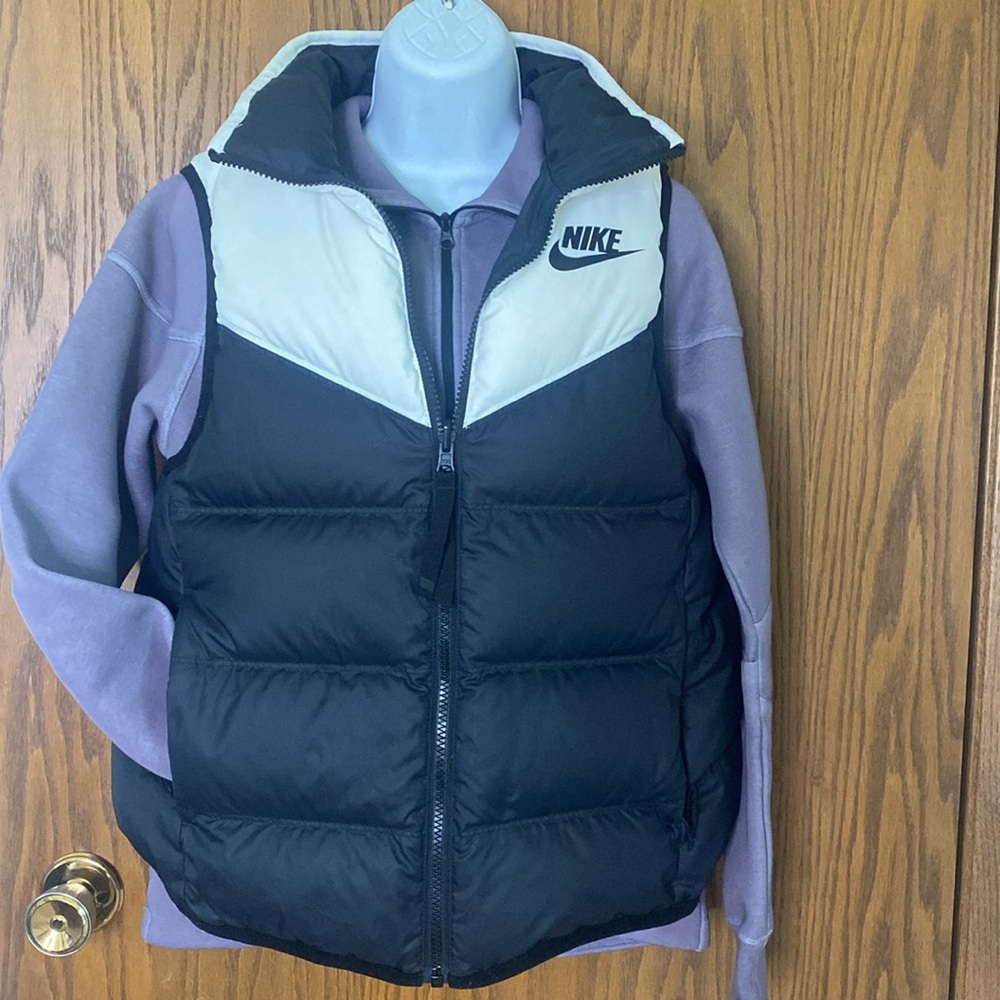 BUNDLE 🔥 Nike Two-Tone cropped puffer vest (hi-lo) PLUS JACKET!